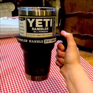 Yeti RAMBLER 30oz TUMBLER and holder black